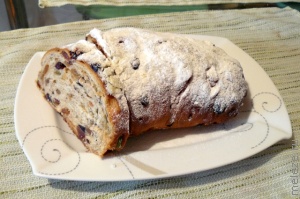 Вайнахтсштолен или просто Штолен (нем. Weihnachtsstollen)